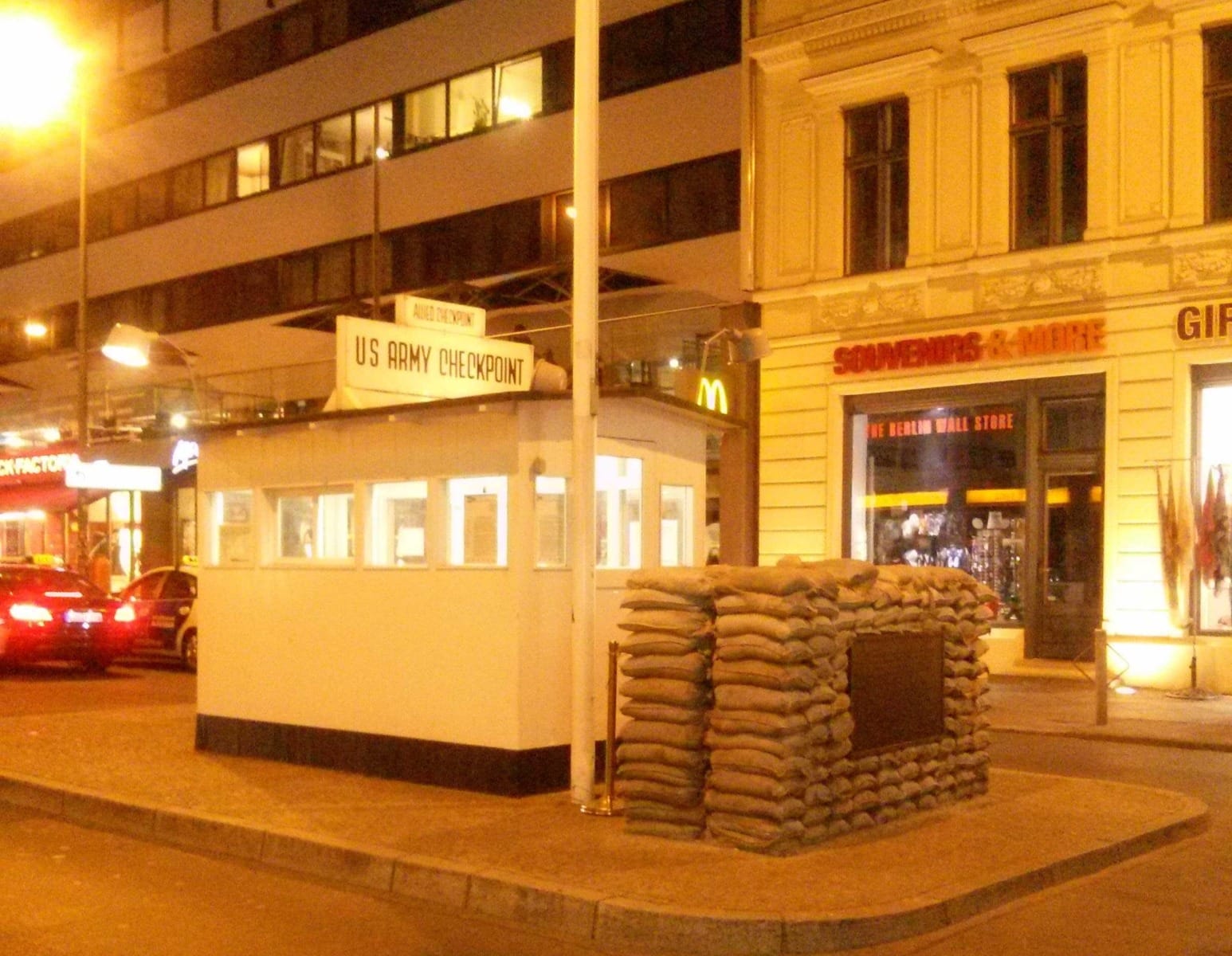 Checkpoint-cahrlie-berlin (2)