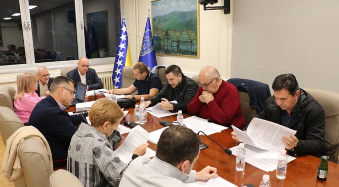 Vanredna sjednica u Tuzli: Fokus na obnovu i odgovornost nakon požara