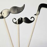 Movember mjesec muškaraca: Vrijeme da brkovi postanu poruka, a zdravlje prioritet Brkovi na štapićima kao simbol movember mjeseca muškaraca, kampanje posvećene zdravlju i prevenciji bolesti kod muškaraca.