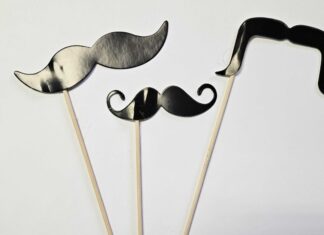 Brkovi na štapićima kao simbol movember mjeseca muškaraca, kampanje posvećene zdravlju i prevenciji bolesti kod muškaraca.