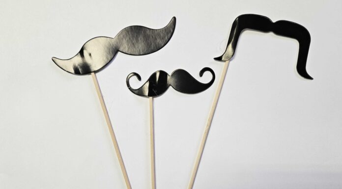 Brkovi na štapićima kao simbol movember mjeseca muškaraca, kampanje posvećene zdravlju i prevenciji bolesti kod muškaraca.