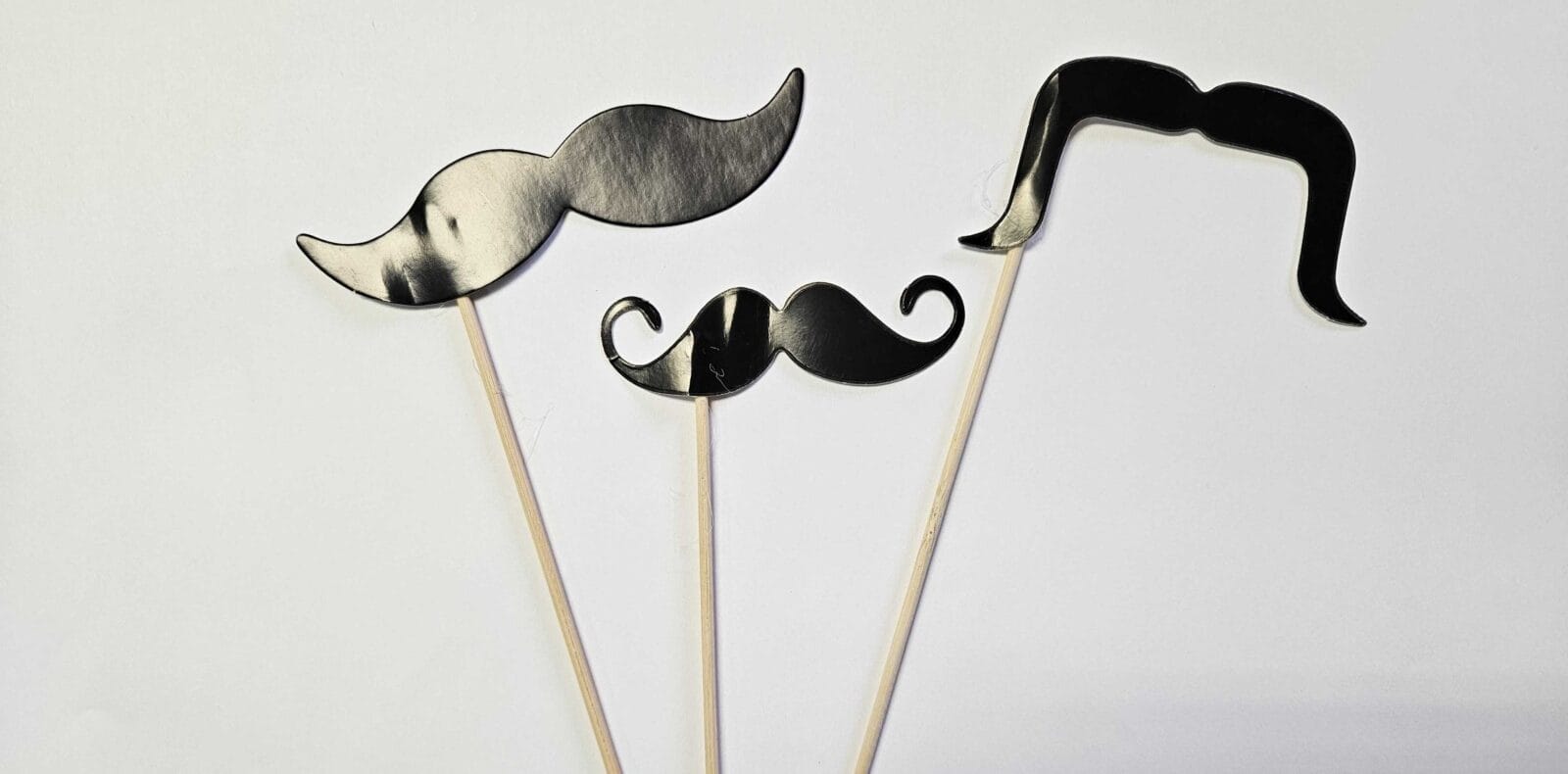 Brkovi na štapićima kao simbol movember mjeseca muškaraca, kampanje posvećene zdravlju i prevenciji bolesti kod muškaraca.