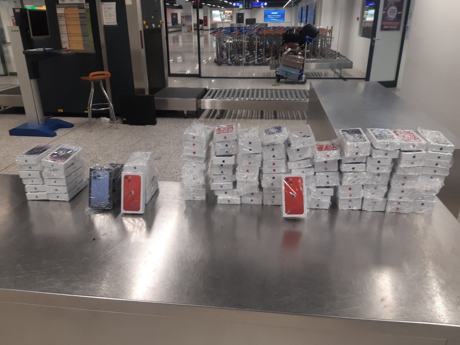 Na Aerodromu Sarajevo oduzeti iPhone uređaji u pokušaju krijumčarenja