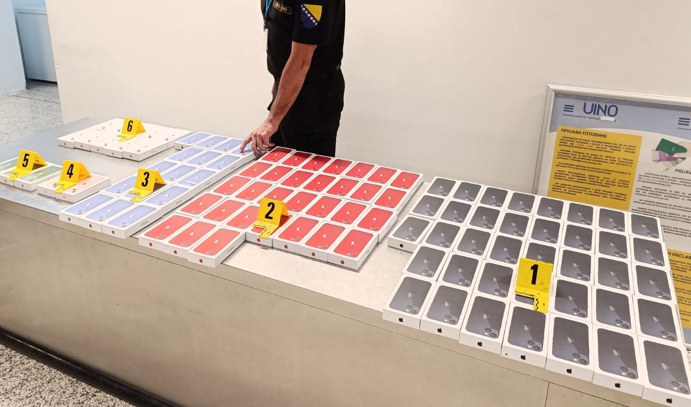 Oduzeti telefoni 2 Na Aerodromu Sarajevo oduzeti iPhone uređaji u pokušaju krijumčarenja