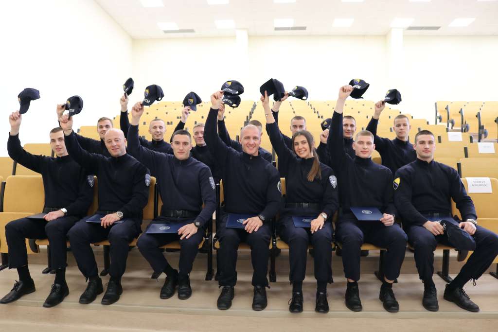 U Agenciji za školovanje i stručno usavršavanje kadrova (AEPTM) u petak je u čin policajca promovirano 14 kadeta Državne agencije za istrage i zaštitu (SIPA).