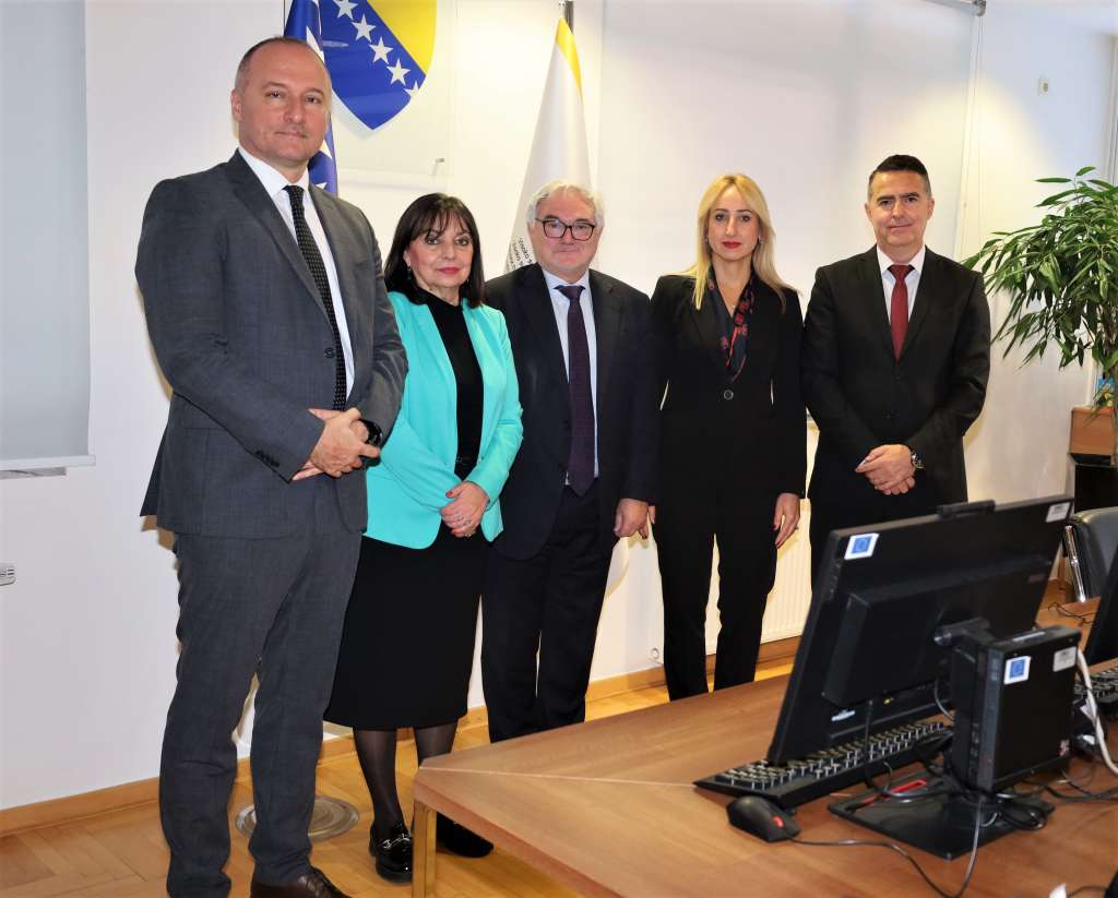 ambasador njemačke Ambasador Njemačke u Bosni i Hercegovini Alfred Grannas posjetio je danas Visoko sudsko i tužilačko vijeće BiH, Sud BiH i Tužilaštvo BiH