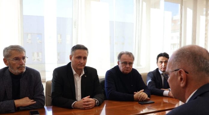 Bećirović razgovarao s Lugavićem i Nikšićem o mjerama podrške Bećirović razgovarao s Lugavićem i Nikšićem o mjerama podrške