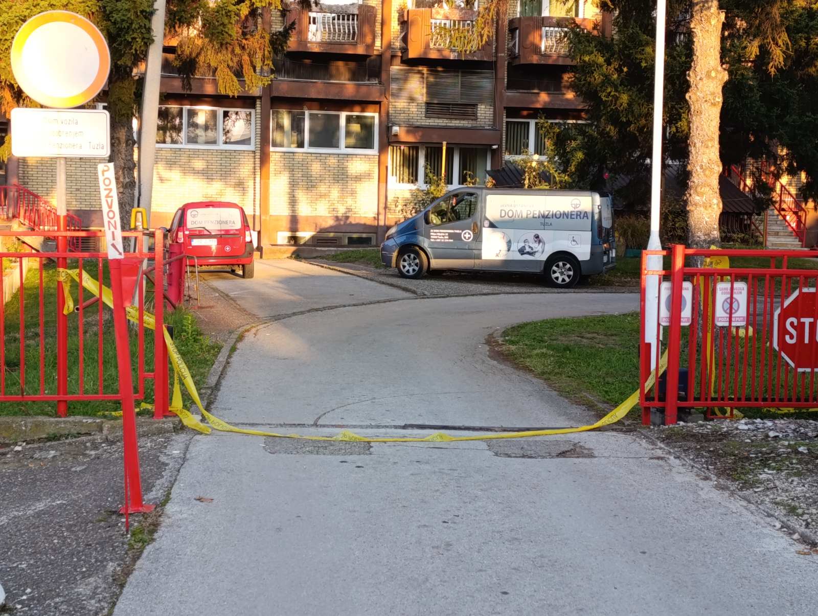 U pismu koje kruži društvenim mrežama, a koje potpisuju porodice čiji su najmiliji stradali u požaru na sedmom spratu Doma penzionera u Tuzli obratili su se Islamskoj zajednici, Domu penzionera i političarima.