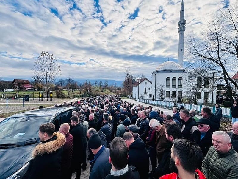 Klanjana dženaza Aldini Jahić: Stotine građana oprostilo se od ubijene tridesetdvogodišnjakinje