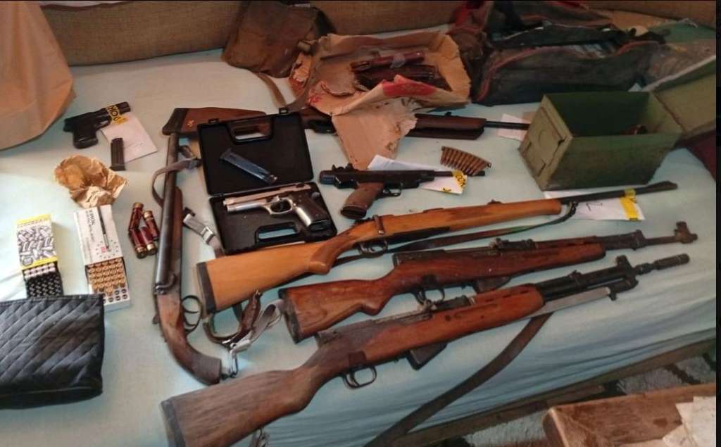 kalesija oruž U akciji MUP-a TK u Kalesiji pronađeno oružje, eksplozivne naprave i 33.000 eura