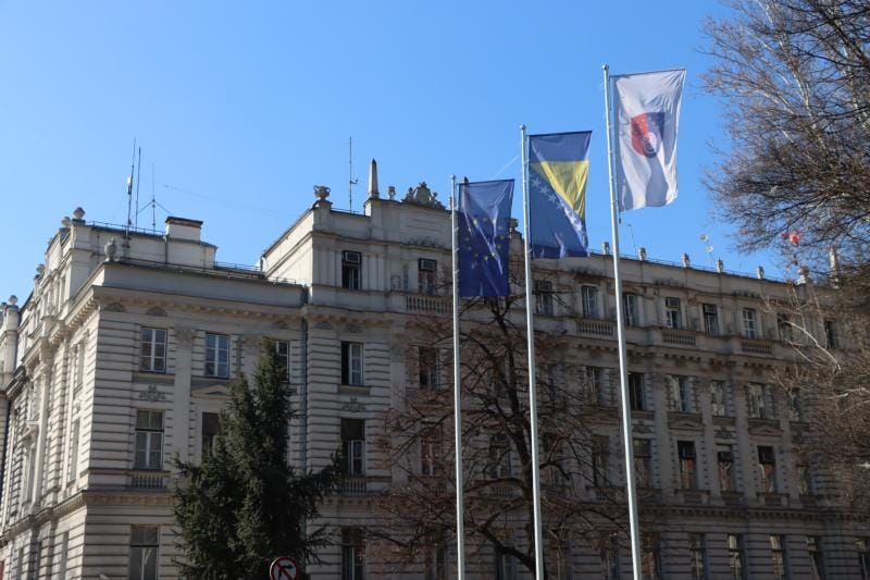 Skupština i Vlada Kantona Sarajevo izrazile su duboko saučešće porodicama nastradalih u tragičnom događaju koji se sinoć dogodio u Tuzli.