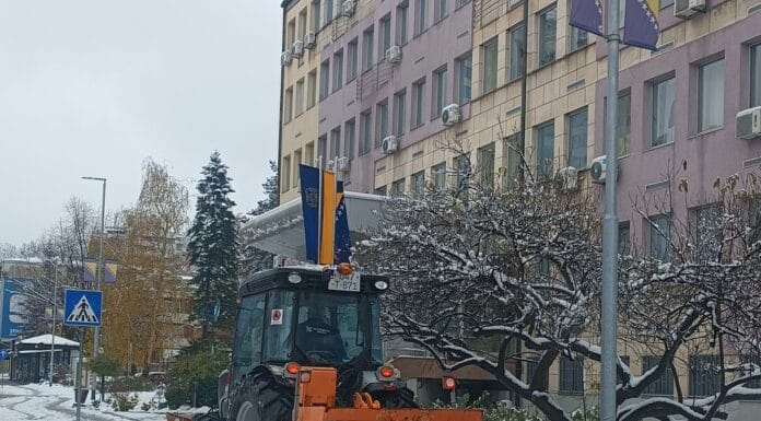 Zimska služba JKP „Komunalac“ Tuzla cijeli dan na terenu: Ekipa nastavlja rad i tokom noći