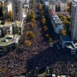 Desetine hiljada ljudi u Novom Sadu odaju počast stradalima u padu nadstrešnice