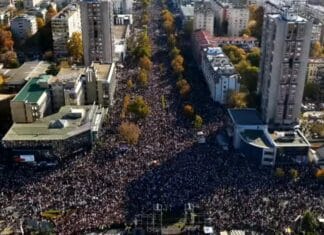 Desetine hiljada ljudi u Novom Sadu odaju počast stradalima u padu nadstrešnice