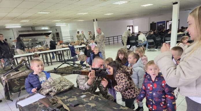Dan otvorenih vrata OS BiH: Mladi upoznali opremu i mogućnosti vojnog poziva