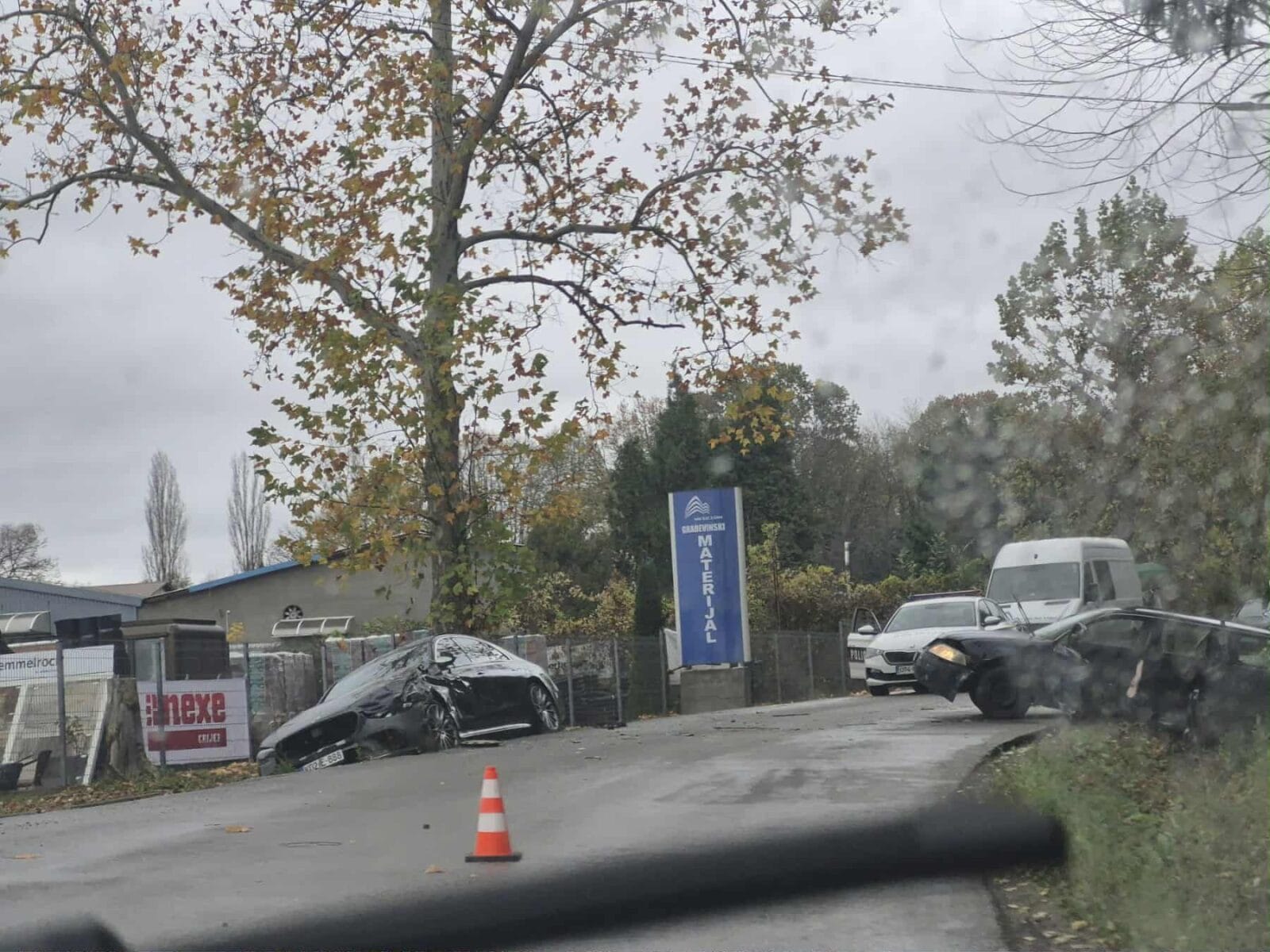 sobraćajna nesreća Saobraćajna nesreća u Tuzli privremeno je obustavila saobraćaj u ulici Zvonka Cerića. Uviđaj je u toku, a vozačima se savjetuje oprez.