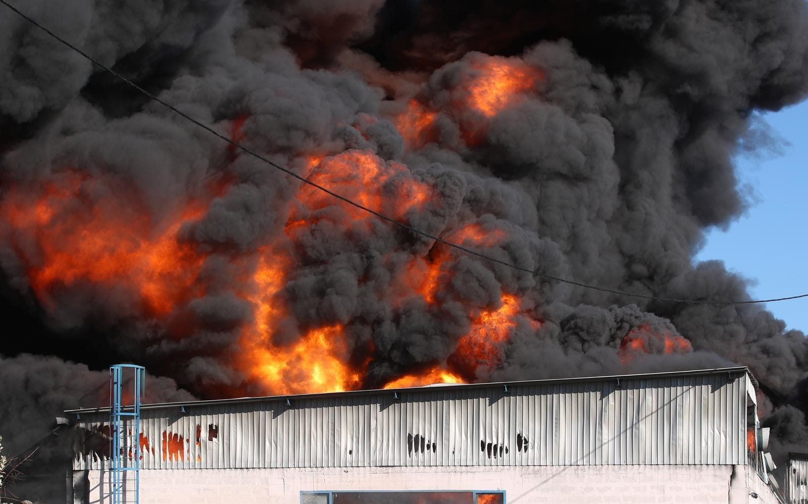 Veliki požar u skladištu guma u Svetoj Nedelji, Povrijeđen radnik, ogromne količine dima