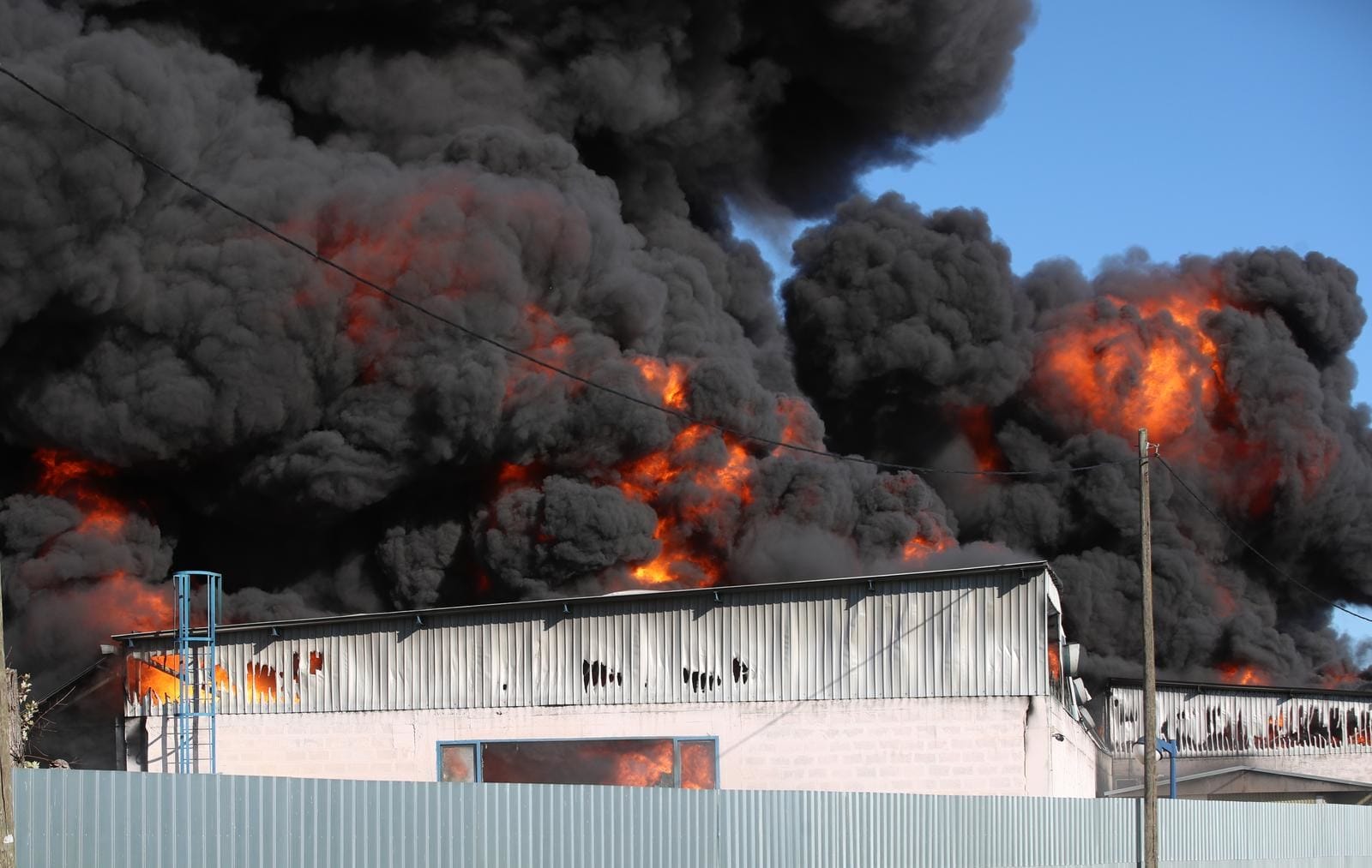 Veliki požar u skladištu guma u Svetoj Nedelji, Povrijeđen radnik, ogromne količine dima