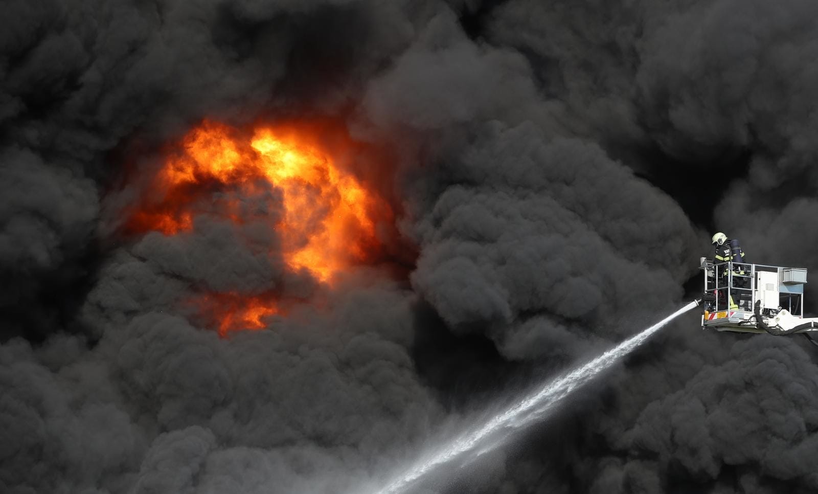 Veliki požar u skladištu guma u Svetoj Nedelji, Povrijeđen radnik, ogromne količine dima