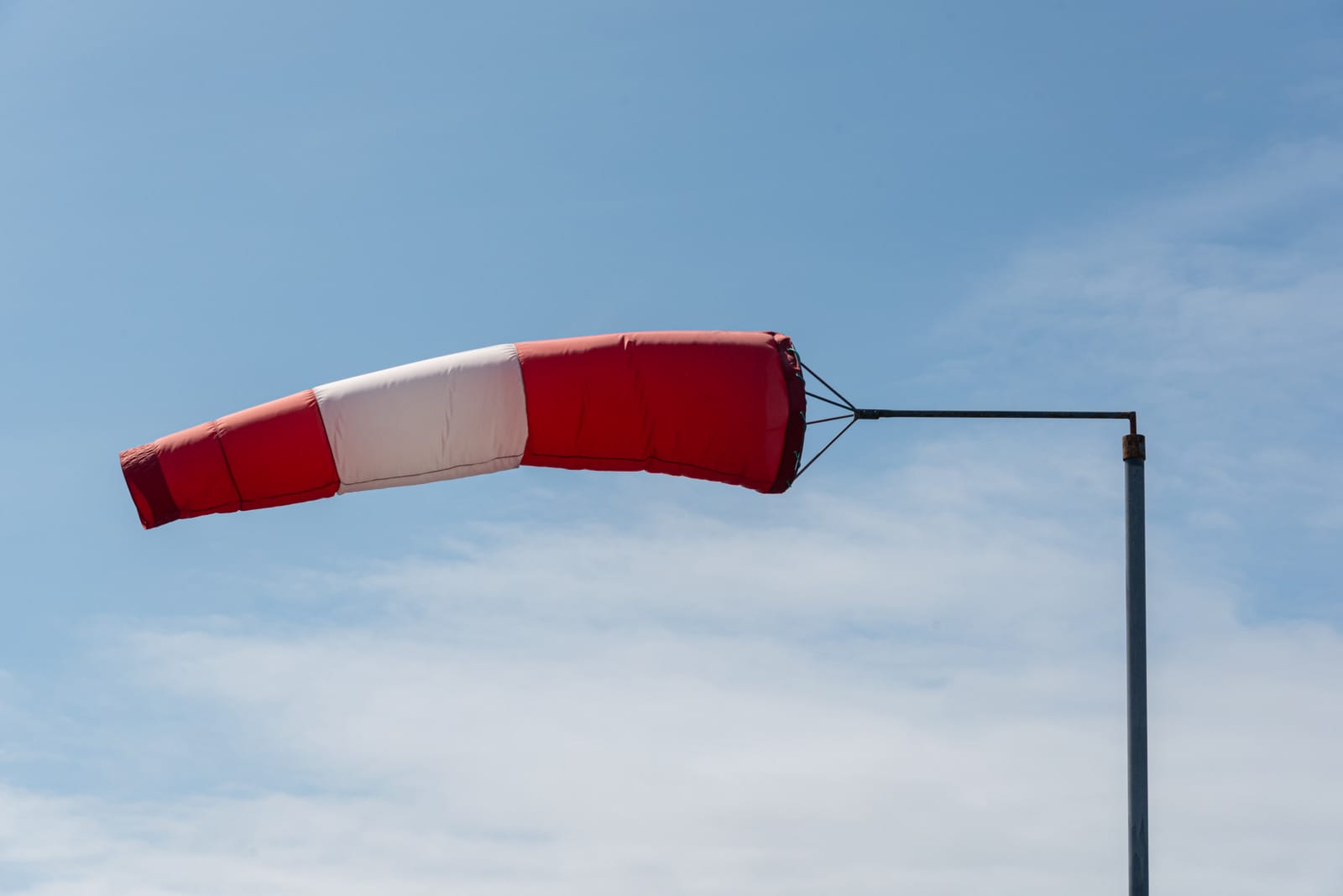 Narandžasto upozorenje Federalnog hidrometeorološkog zavoda BiH izdano je za područje grada Tuzle zbog povremeno jakih do olujnih udara vjetra brzine od 50 do 70 km/h