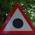 Znate li šta znači saobraćajni znak s crnom tačkom?