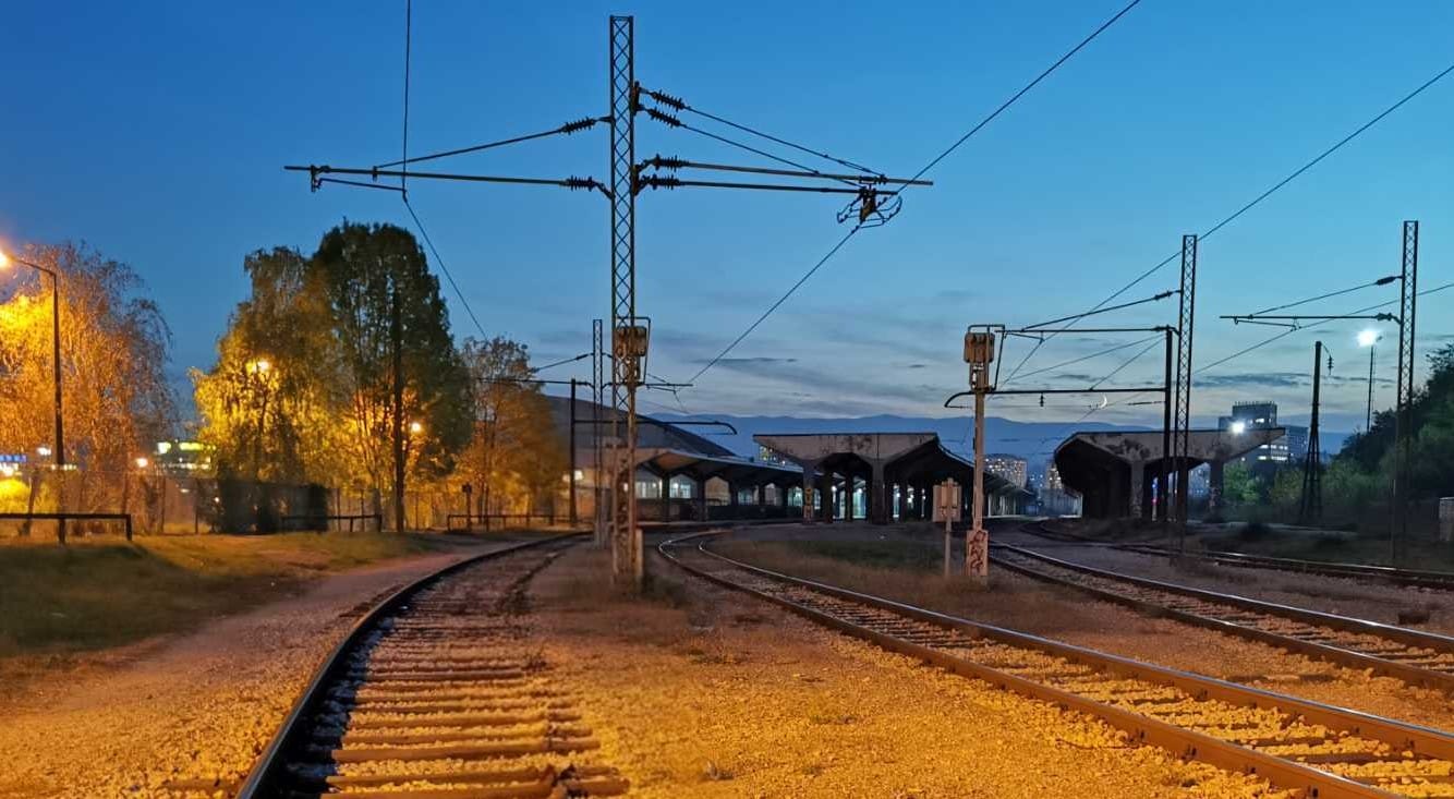 sarajevo-zeljeznicka-stanica-suton Ljubav u Sarajevu, Željeznička stanica u Sarajevu u sutonu, sa prugama koje se račvaju i toplim svjetlima koja nagovještavaju dolazak i odlazak vozova.