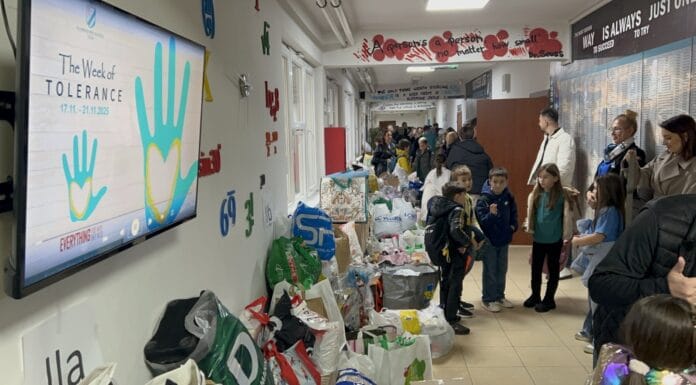 Učenici Richmond Park škole obradovali 21 porodicu u Tuzli i djecu u SOS selu Turija