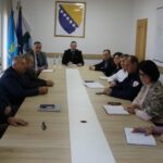 Nakon pucnjave koja se rano jutros dogodila u centru Kalesije, općinski načelnik Nermin Mujkanović sazvao je vanrednu sjednicu Općinskog štaba CZ na kojoj je razmatrano stanje sigurnosti na području općine.