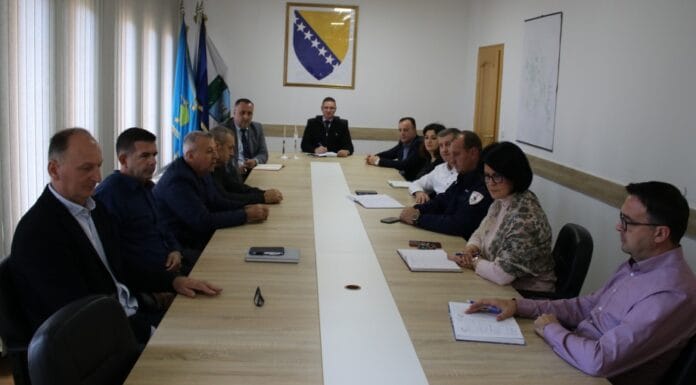 Održana vanredna sjednica Štaba CZ u Kalesiji nakon pucnjave Nakon pucnjave koja se rano jutros dogodila u centru Kalesije, općinski načelnik Nermin Mujkanović sazvao je vanrednu sjednicu Općinskog štaba CZ na kojoj je razmatrano stanje sigurnosti na području općine.