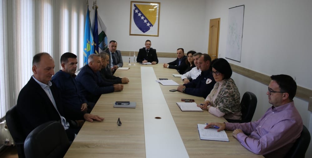 stab_cz Nakon pucnjave koja se rano jutros dogodila u centru Kalesije, općinski načelnik Nermin Mujkanović sazvao je vanrednu sjednicu Općinskog štaba CZ na kojoj je razmatrano stanje sigurnosti na području općine.