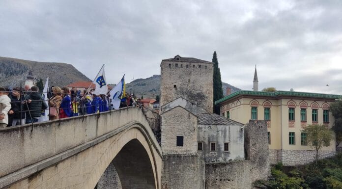 Obilježena godišnjica rušenja Starog mosta: Lljiljani u Neretvi i skok bez aplauza