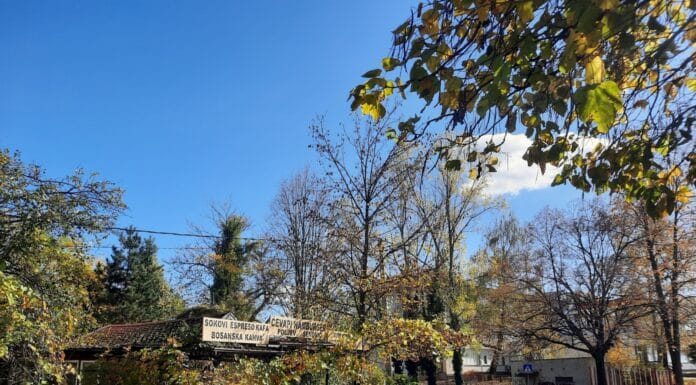 Postavljanje stubića kod UKC-a Tuzla podijelilo građane: sigurnost pješaka ili parking prostor?