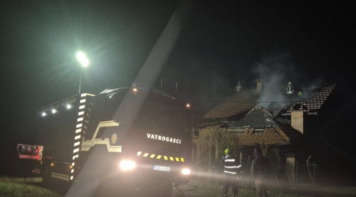 Vatrogasci u Srebreniku spriječili širenje požara na porodičnoj kući