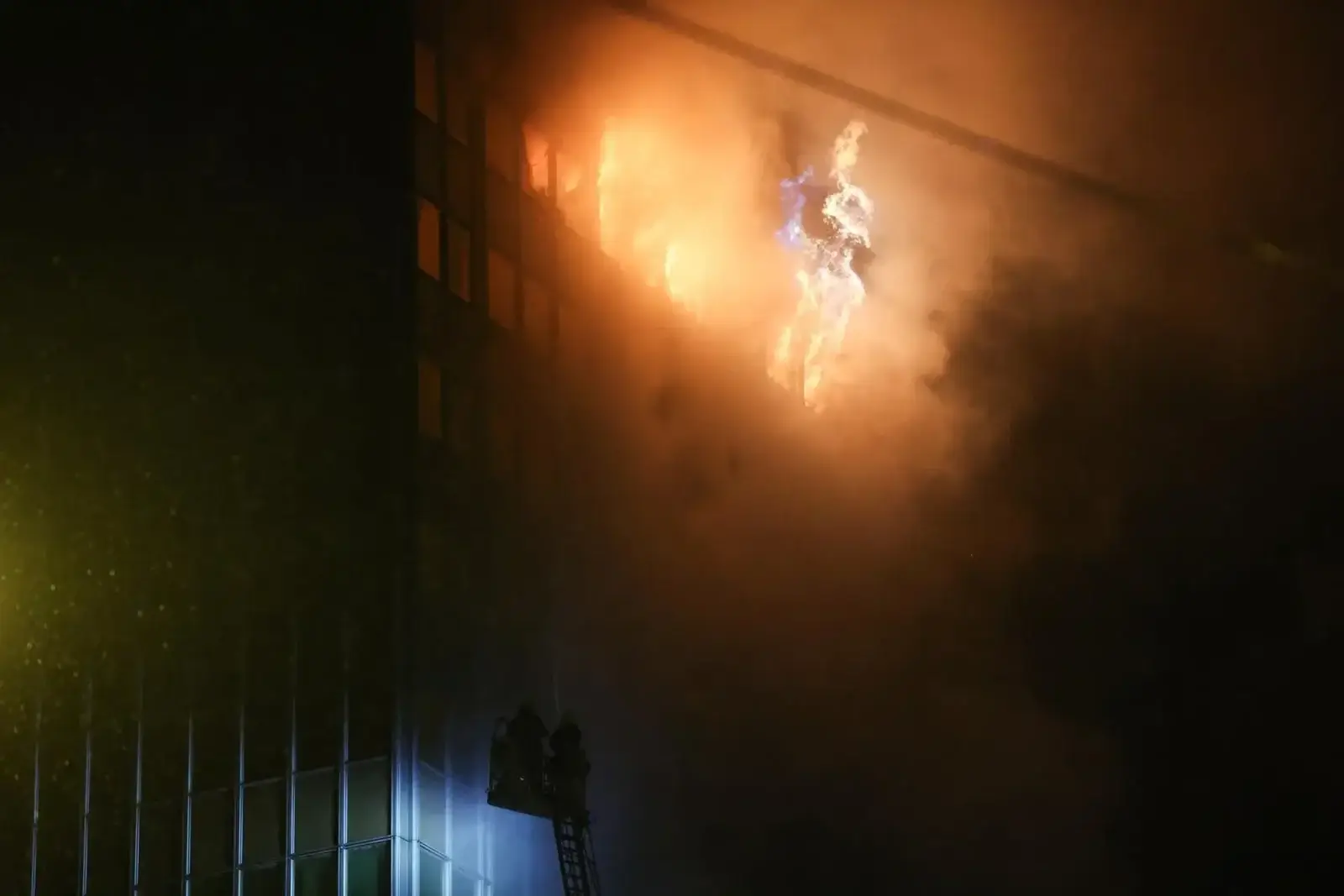 Novi veliki požar u Zagrebu, prizori podsjećaju na nedavnu tragediju u Tuzli, foto: 24 sata