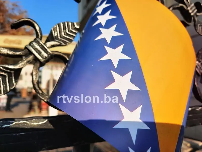zastava-bih-barok-adnan-foto-rtv-slon.jpg Dan državnosti BiH - Prije 82 godine naša zemlja obnovila je svoju državnost.