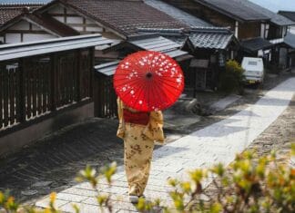 Žena nosi kimono i šeta ulicom