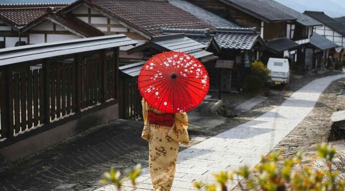 Žena nosi kimono i šeta ulicom