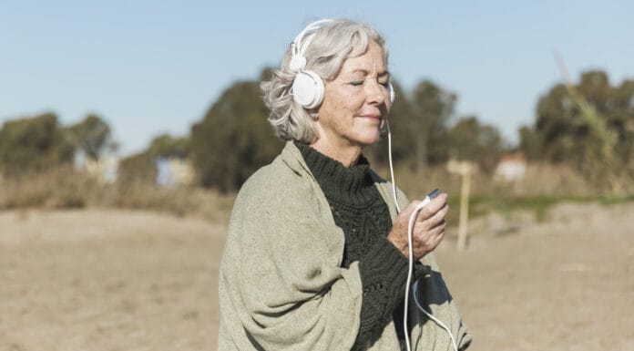 Nova studija: Stariji koji slušaju muziku imaju znatno manji rizik od demencije