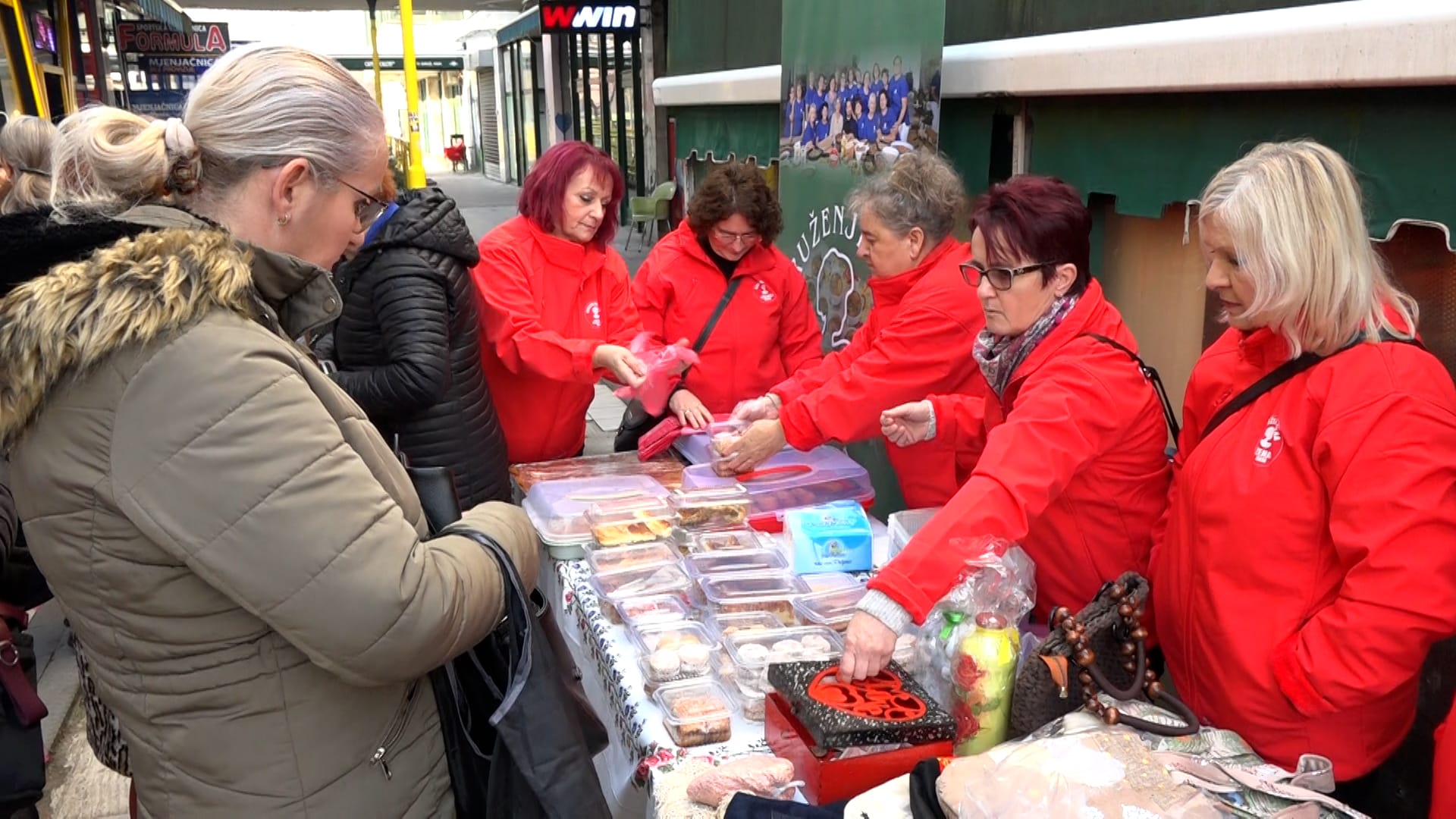 12 12 Humanitarni bazar Zmajevo srce 1 Humanitarni bazar Zmajevo srce u Tuzli okupio velika srca