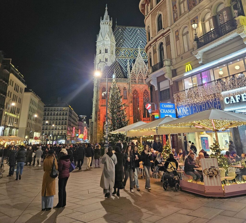 U vagonu gdje se sjećamo, decembarska ulica u Beču puna ljudi i svjetla