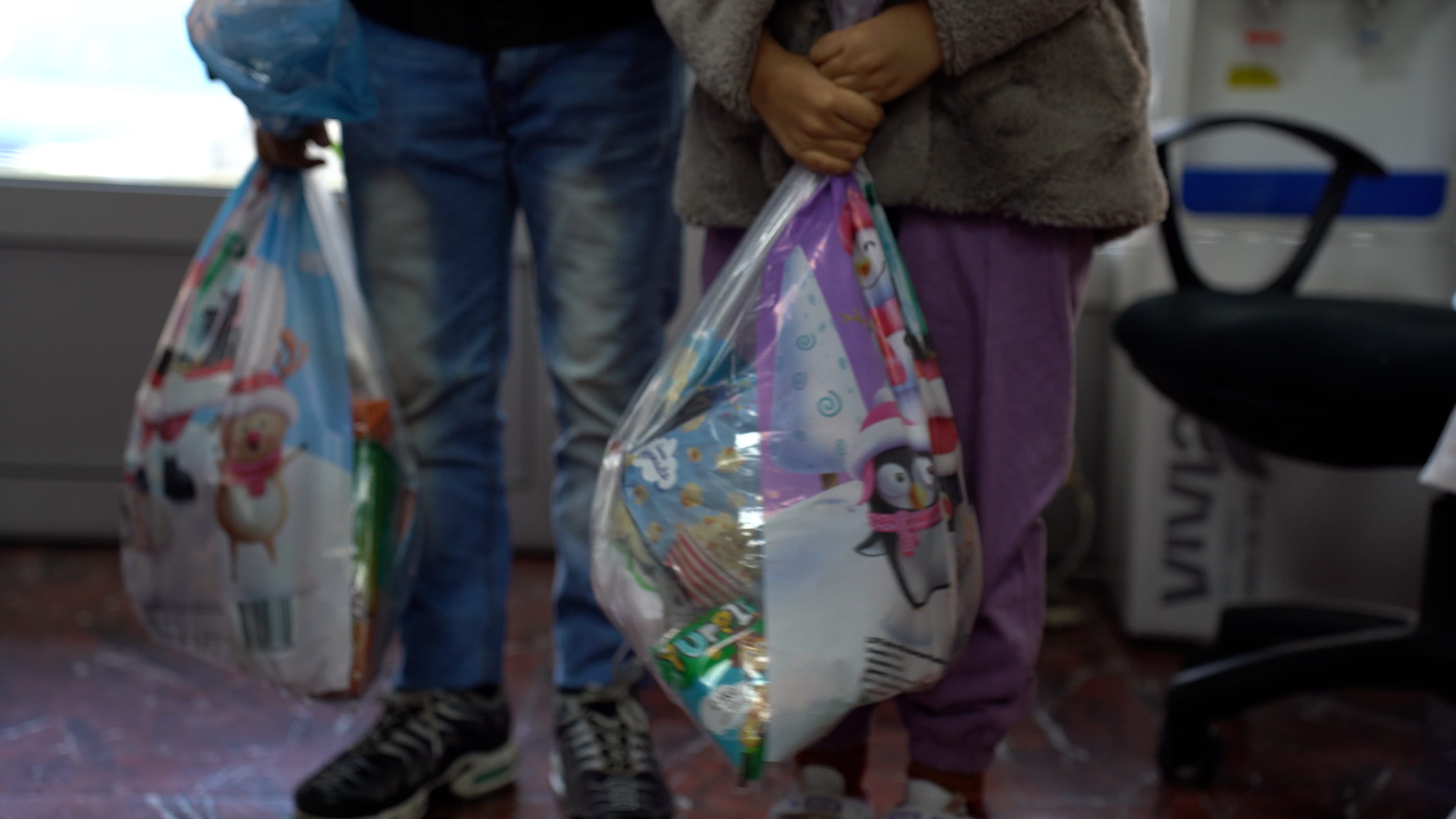 UŽR „Bolja budućnost“ i ove godine paketićima razveselili mališane romi, paketici