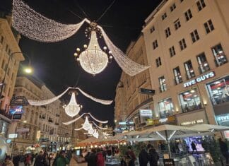 U vagonu gdje se sjećamo: Beč i kraj jednog putovanja U vagonu gdje se sjećamo, Beč zimi pod svjetlosnim lusterima iznad gradske ulice
