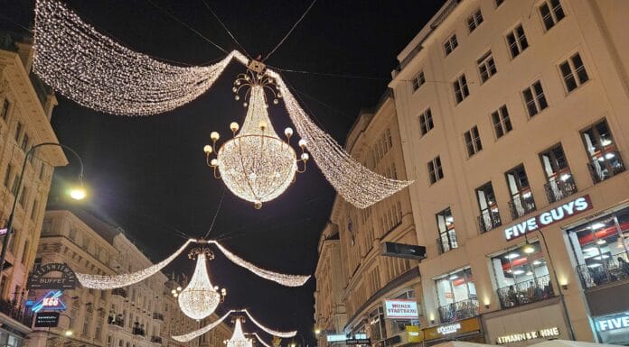 U vagonu gdje se sjećamo, Beč zimi pod svjetlosnim lusterima iznad gradske ulice