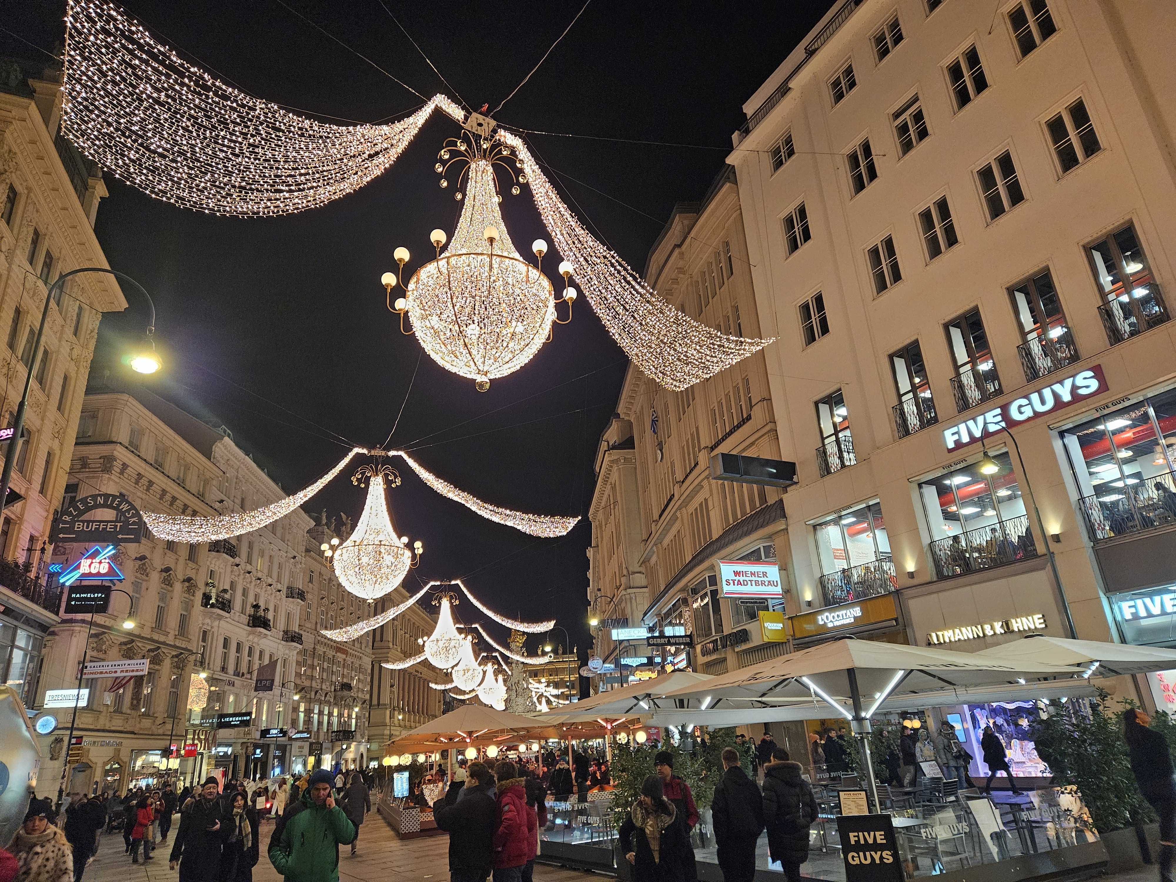 U vagonu gdje se sjećamo, Beč zimi pod svjetlosnim lusterima iznad gradske ulice
