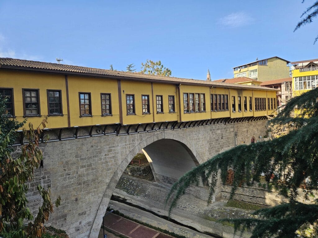 Bursa u ritmu tradicije, Irgandı most u Bursi sa zanatskim radnjama i kamenim lukovima