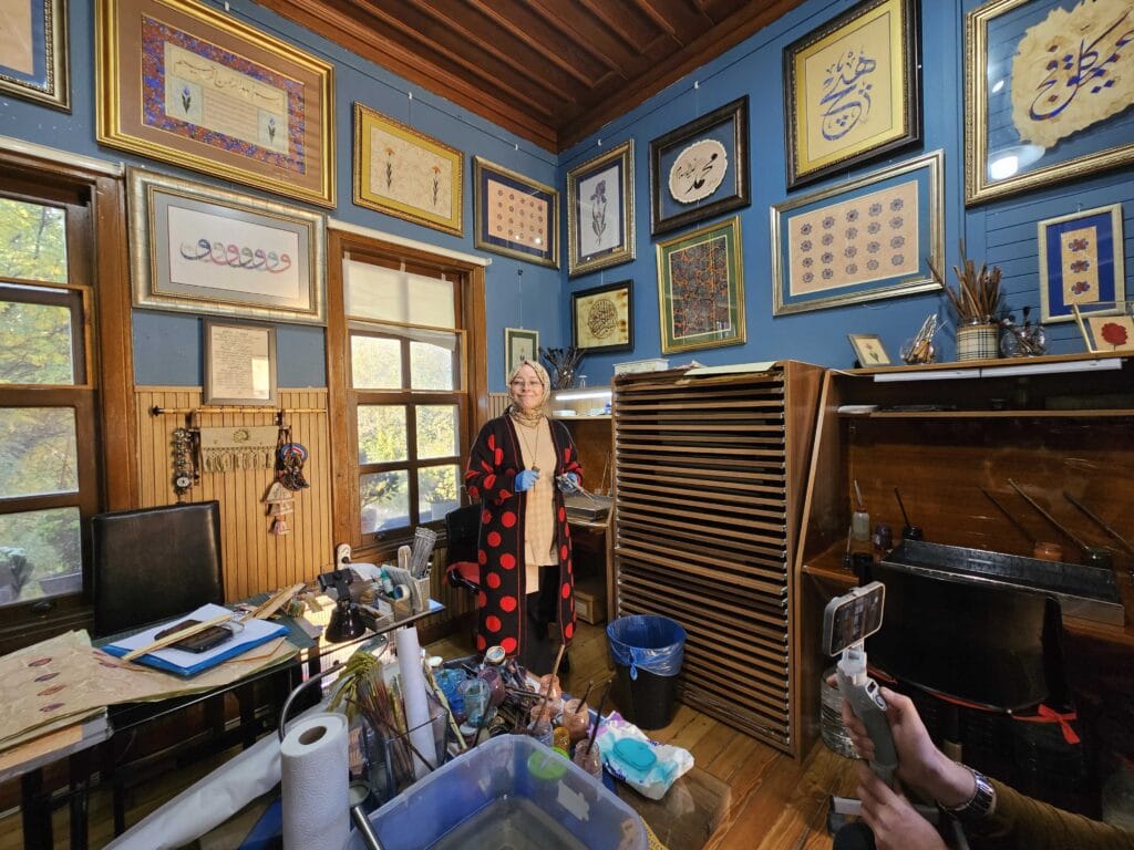 Bursa u ritmu tradicije; Kaligrafkinja u tradicionalnoj radionici u historijskom dijelu Burse na Irgandi mostu 