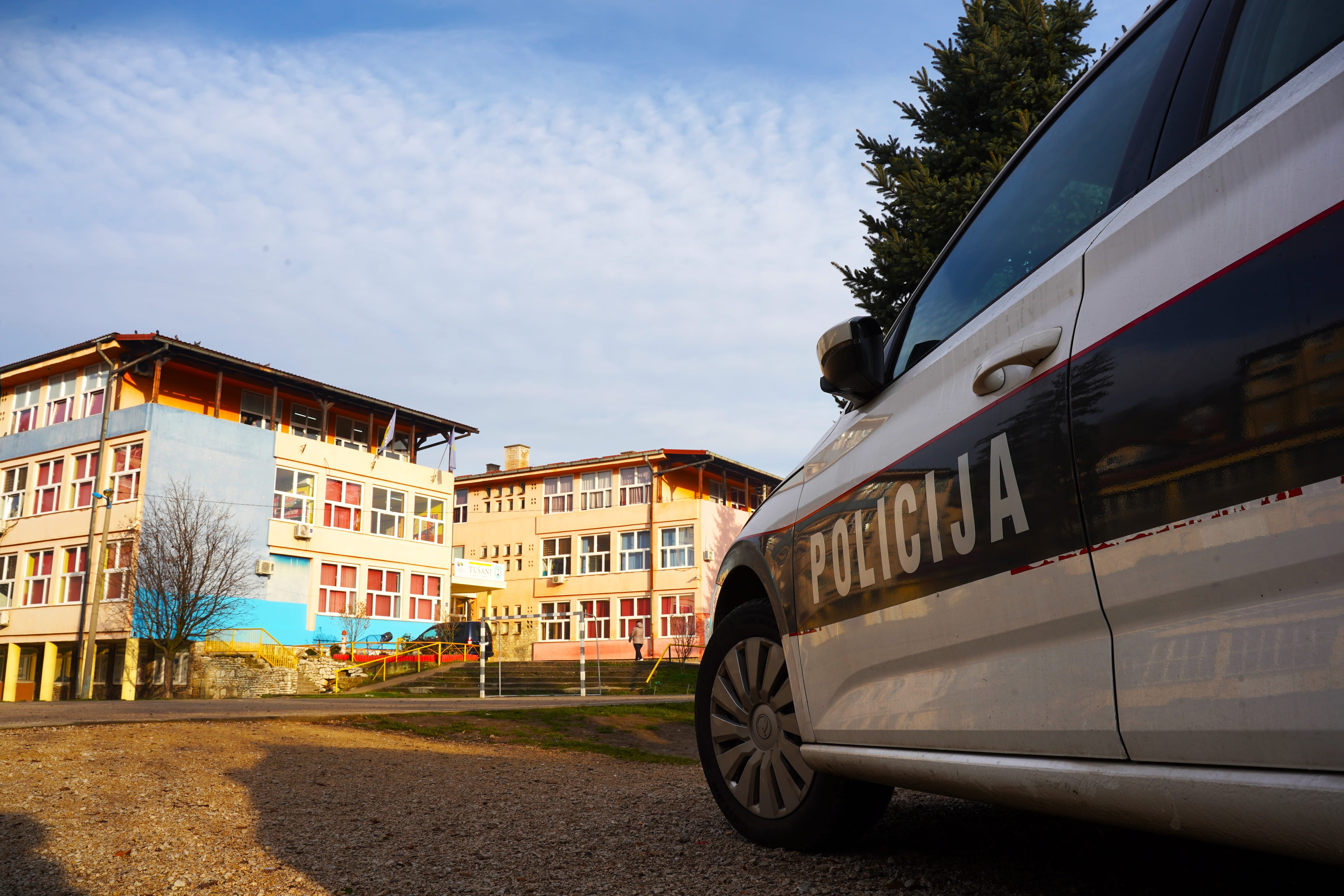 skola tušanj Otkazana je nastava i u drugoj smjeni u svim osnovnim i srednjiim šklama u TK nakon prijeteće poruke upućene e - mailom svim školama.