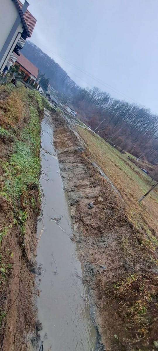 Služba za komunalne poslove, izgradnju i poslove mjesnih zajednica Grada Tuzla ovih dana provodi opsežne radove na čišćenju i uređenju neregulisanog korita Dobrnjskog potoka, na potezu od naselja Marinovac do naselja Čanići u mjesnoj zajednici Dobrnja