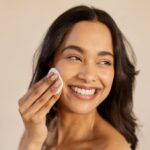 Otkrivamo kako prirodno skinuti šminku i njegovati kožu bez agresivnih preparata Otkrivamo kako prirodno skinuti šminku i njegovati kožu bez agresivnih preparata