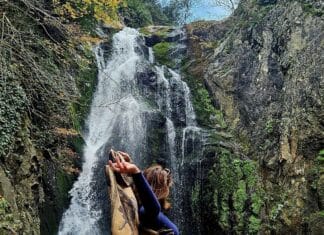 Yalova, Vodopad Südüşen u Harmankaya kanjonu u Yalovi, voda se obrušava niz stijene okružene zelenilom